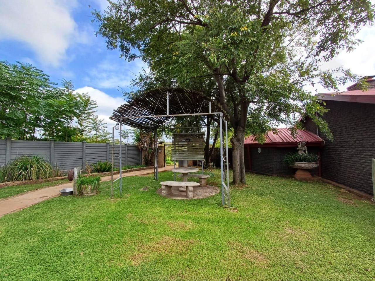 At Ease Road Lodge Zeerust Exterior foto